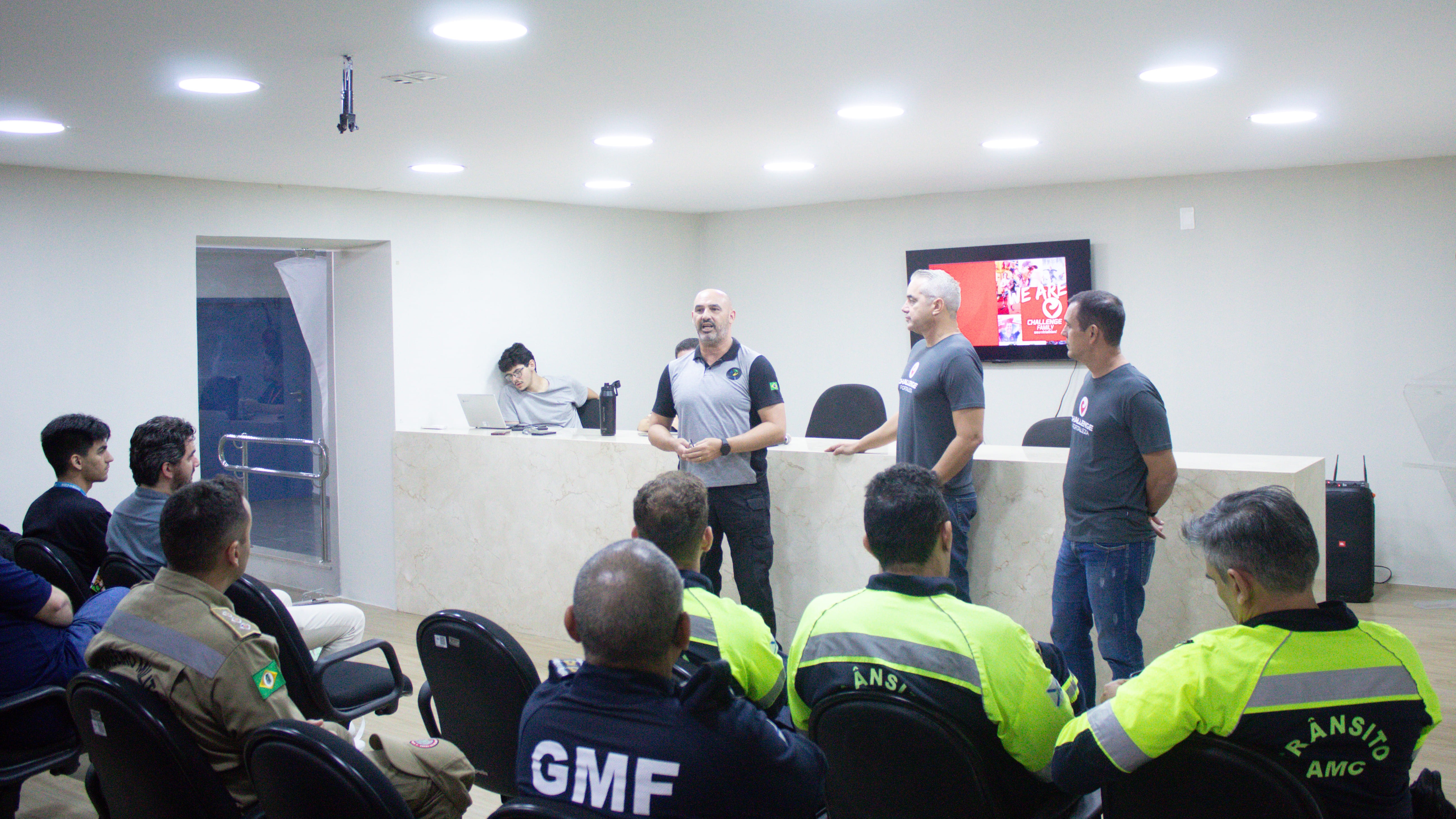 grupo de pessoas numa sala